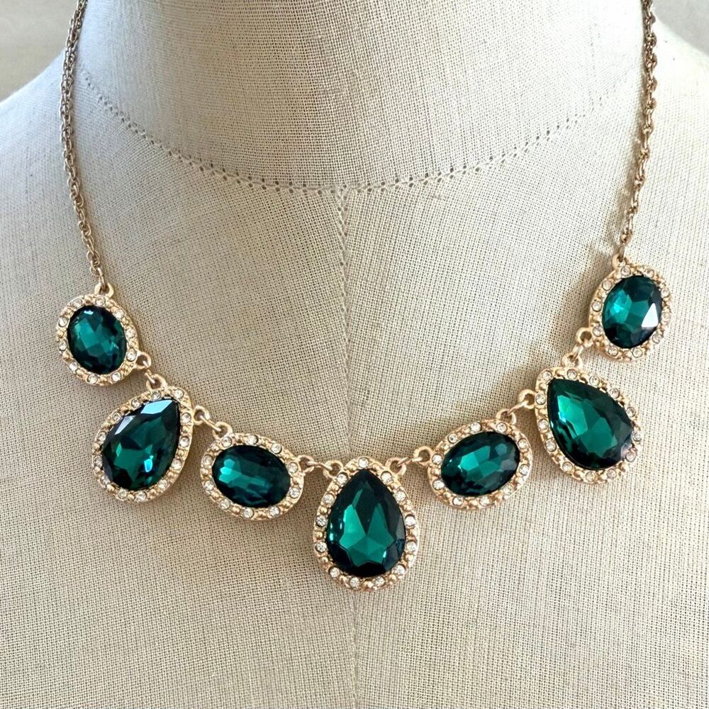 Elegant Gold and Green Teardrop Necklace